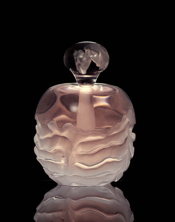 <p>The majestic undulations of the glass are reminiscent of the immense dunes that are transformed in a few hours by the wind.</p>