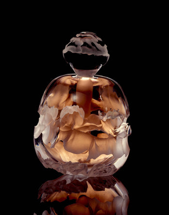 <p>This vial reminds us of the craters and canyons that make up the Tabuk desert.</p>