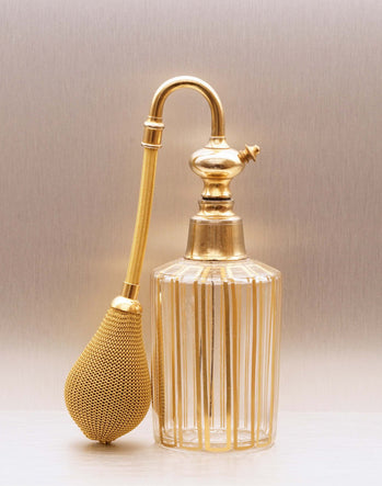 <p>A golden swan-neck frame and a drooping pear adorned with gold filet.</p>