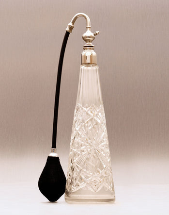 <p>Chiselings and star motifs intertwine, elegantly highlighting the fragrance.</p>